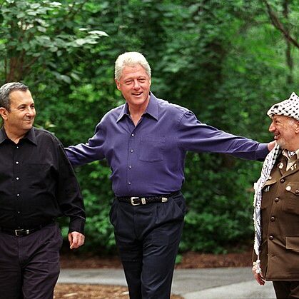 President Bill Clinton walks Prime Minister Ehud Barak of Israel and Yasser Arafat of the Palestinian Authority at Camp David, Maryland, July 2000 (Image: Wikipedia)