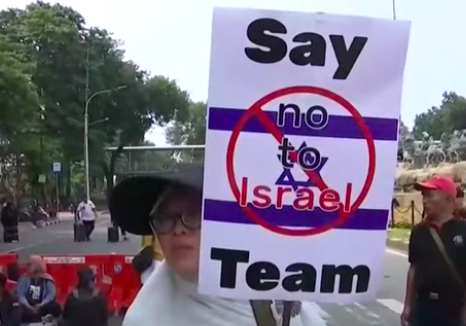 Protestor in Indonesia calling to ban Israel's team from the FIFA U-20 World Cup that Indonesia was meant to host (screenshot)