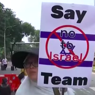 Protestor in Indonesia calling to ban Israel's team from the FIFA U-20 World Cup that Indonesia was meant to host (screenshot)