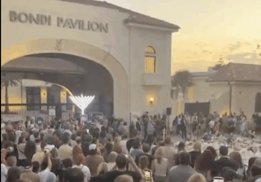 Vigil for the victims at Bondi Beach (Image: Screenshot)