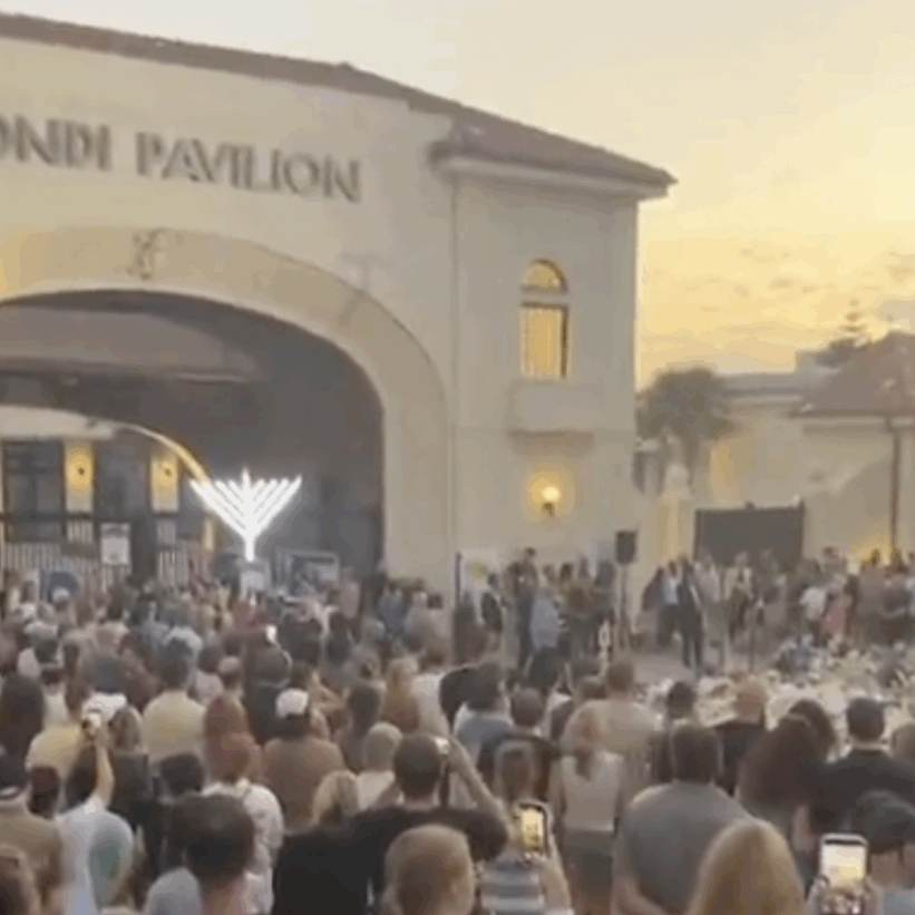 Vigil for the victims at Bondi Beach (Image: Screenshot)