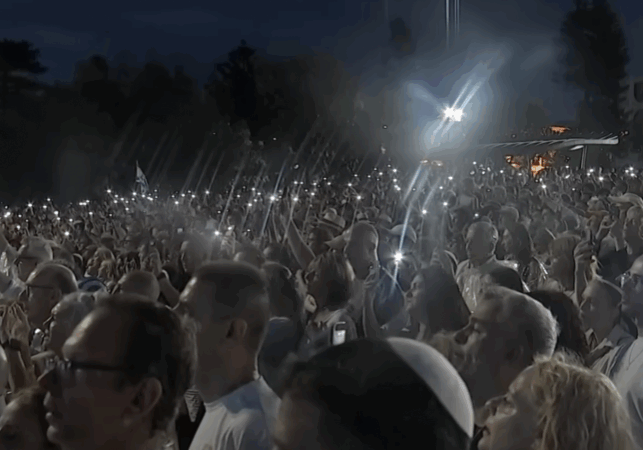 Vigil for the victims at Bondi Beach (Image: Screenshot)