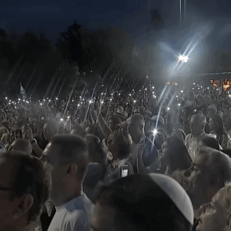 Vigil for the victims at Bondi Beach (Image: Screenshot)
