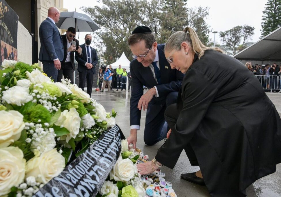 Israeli President Herzog and his wife Michal place a wreath for the Bondi victims (Image: Ma'ayan Toaf/ GPO)