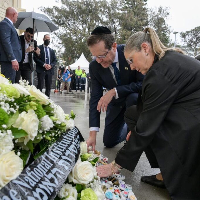 Israeli President Herzog and his wife Michal place a wreath for the Bondi victims (Image: Ma'ayan Toaf/ GPO)