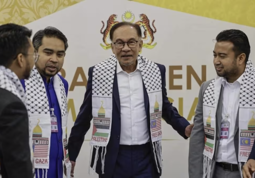 Malaysia PM Anwar Ibrahim signals his Palestinian solidarity with the Malaysian Consultative Council of Islamic Organisation (MAPIM) (Image: Facebook/ Bernama)