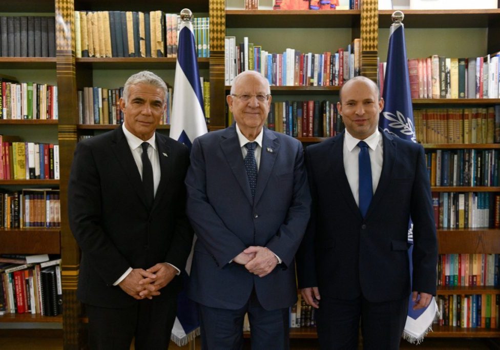 A year ago, Naftali Bennett and Yair Lapid,  seen here with then-President Reuven Rivlin, were announcing the formation of their Government. Last week, they held a press conference to announce its dissolution (Image: Wikimedia Commons)