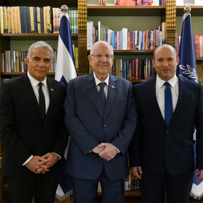 A year ago, Naftali Bennett and Yair Lapid,  seen here with then-President Reuven Rivlin, were announcing the formation of their Government. Last week, they held a press conference to announce its dissolution (Image: Wikimedia Commons)