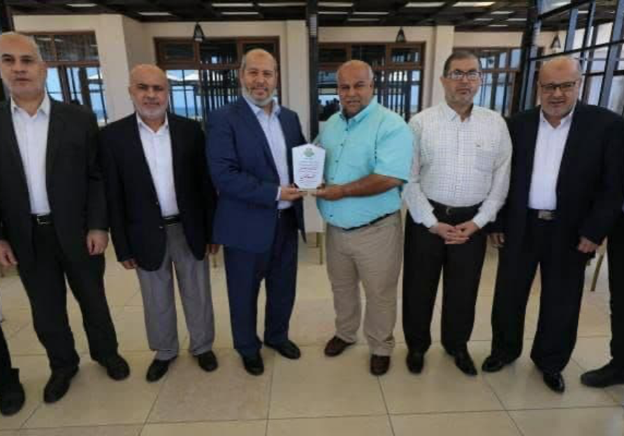 An award ceremony in Gaza in which Al Jazeera’s representative in Gaza, Wai’l Dahudah is given a “certificate of appreciation” by Khalil al-Haya, deputy Hamas chief in Gaza (Photo: Twitter)