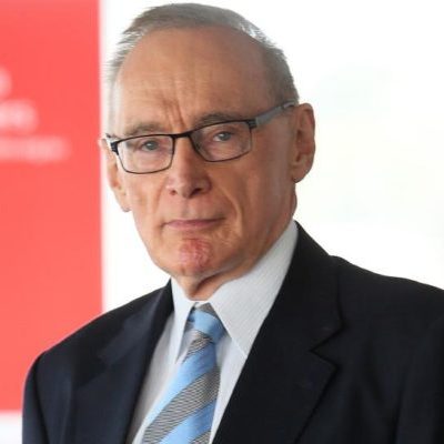 Bob Carr: Australian Jewish community “treats politicians as their poodles”