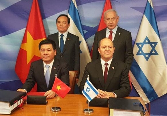(Front) Vietnam's Minister of Industry and Trade Nguyen Hong Dien (left) and his Israeli counterpart Nir Barkat sign the FTA between Vietnam and Israel, while behind are Vietnamese Deputy PM Tran Luu Quang and Israeli PM Binyamin Netanyahu, July 25, 2023 (Image courtesy of Vietnam's Ministry of Industry and Trade)