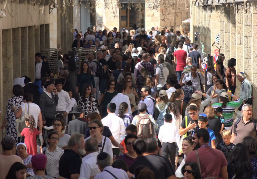 Israel’s economy is performing well, but signs of future problems may shift some swing voters