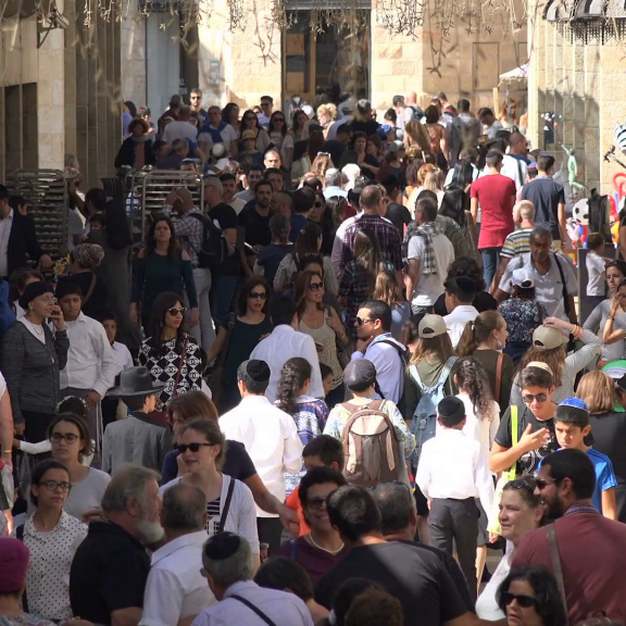 Israel’s economy is performing well, but signs of future problems may shift some swing voters