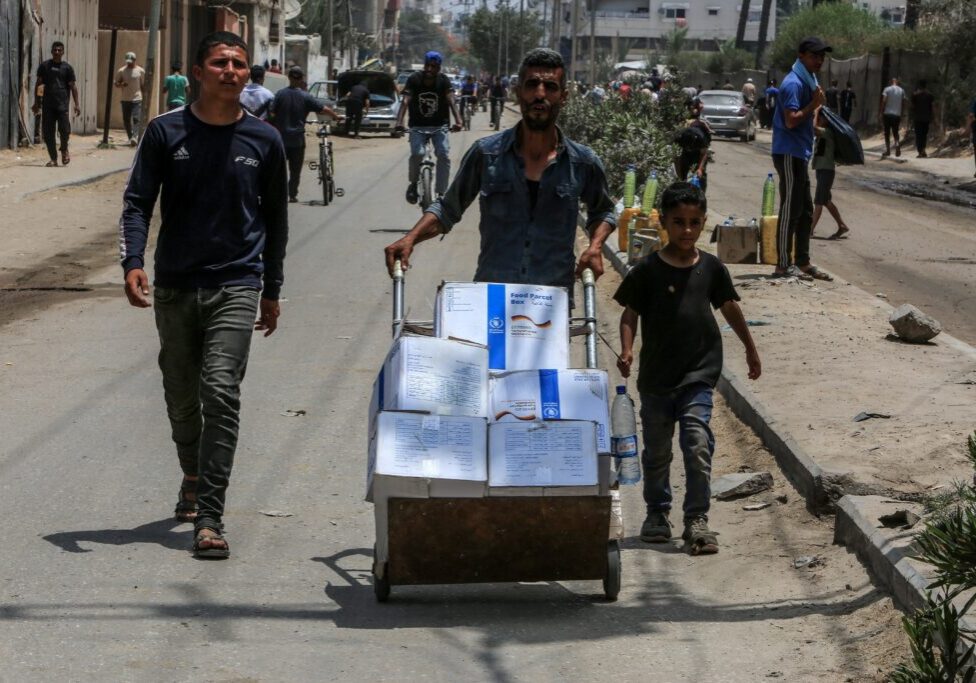 The World Food Program aid to the displaced and local residents in Deir al-Balah in the central Gaza Strip (Image: Anas Mohammed/ Shutterstock)