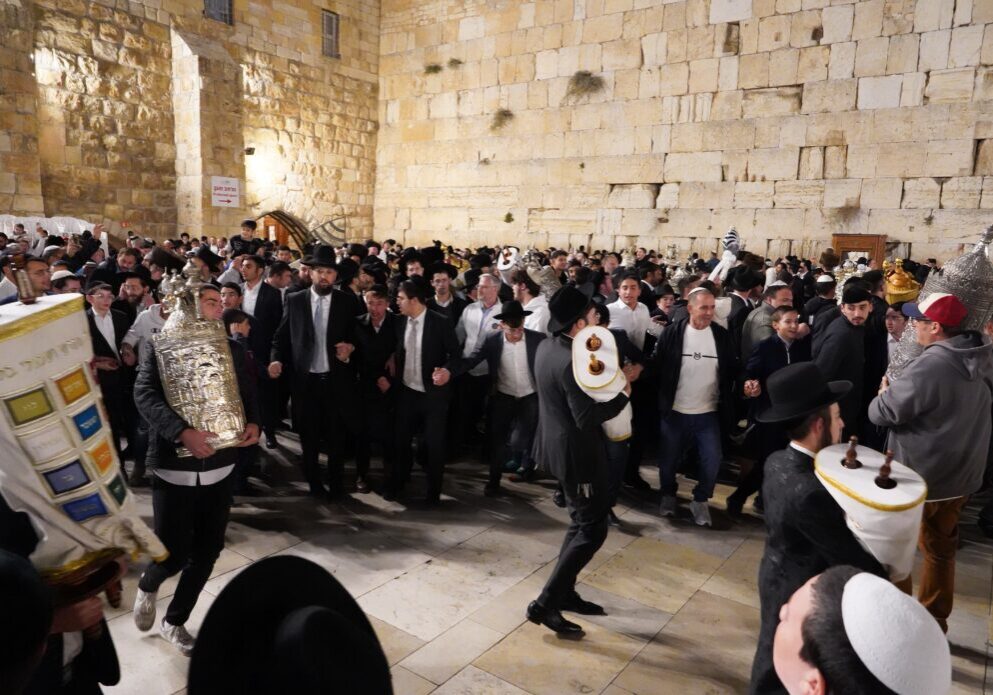 Celebrating with Torah scrolls in Jerusalem (Image: Teo K/ Shutterstock)