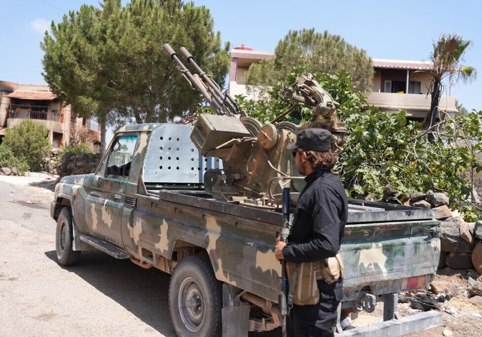 Fighters and military vehicles belonging to Syrian government forces intervene in the city of Sweida to enforce a ceasefire between Druze factions and Bedouin tribes. Syria, July 20, 2025 (Image: Shutterstock)