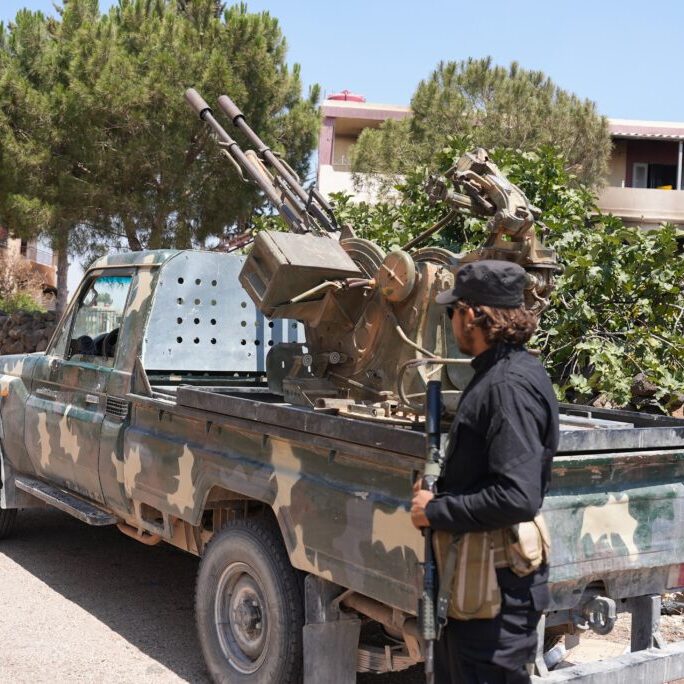 Fighters and military vehicles belonging to Syrian government forces intervene in the city of Sweida to enforce a ceasefire between Druze factions and Bedouin tribes. Syria, July 20, 2025 (Image: Shutterstock)