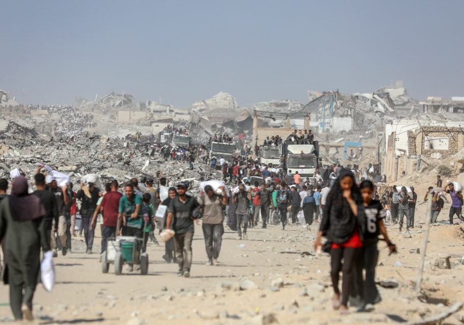 Gazans receiving aid: Things are quieter since the ceasefire, but a full end to the war requires implementing "Phase two", including Hamas' disarmament (Image: Anas Mohammed/ Shutterstock)