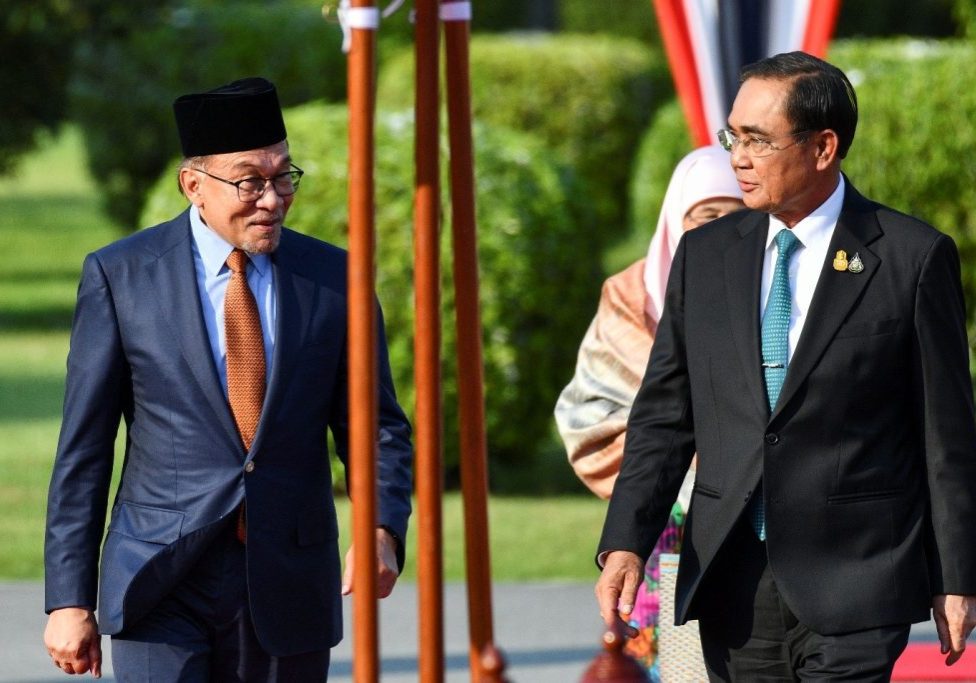 Malaysian PM Anwar Ibrahim with his Thai counterpart Prayuth Chan-ocha in Bangkok (Image: Thai News Pix)