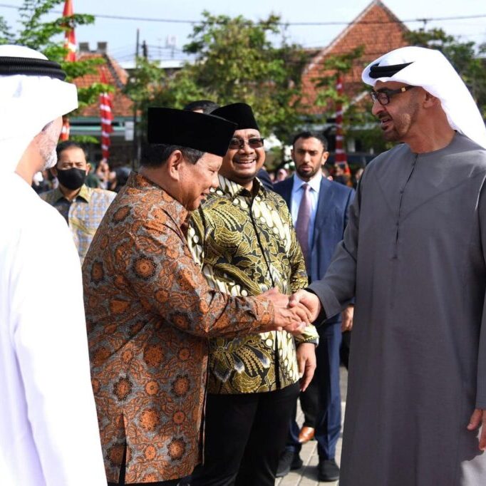 Indonesian Defence Minister Prabowo Subianto shakes hands with United Arab Emirates President Mohammed bin Zayed at the inauguration of the UAE-funded Sheikh Zayed Solo Mosque, in Solo, Central Java, November 14, 2022 (Image: Facebook/ Prabowo Subianto)