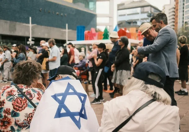 A vigil for the Bondi victims in Auckland (Image: Reddit/ r/newzealand)